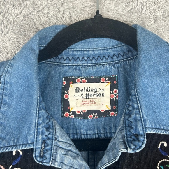 Beautiful!! Holding Horses Embroidered Long Sleeve Denim Shirt Women's, Size 2 - Picture 5 of 14